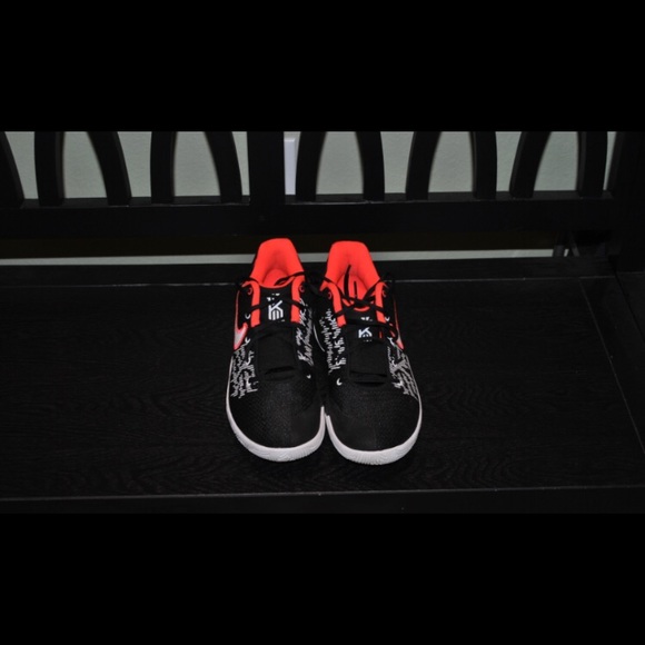 Kyries - Picture 5 of 5